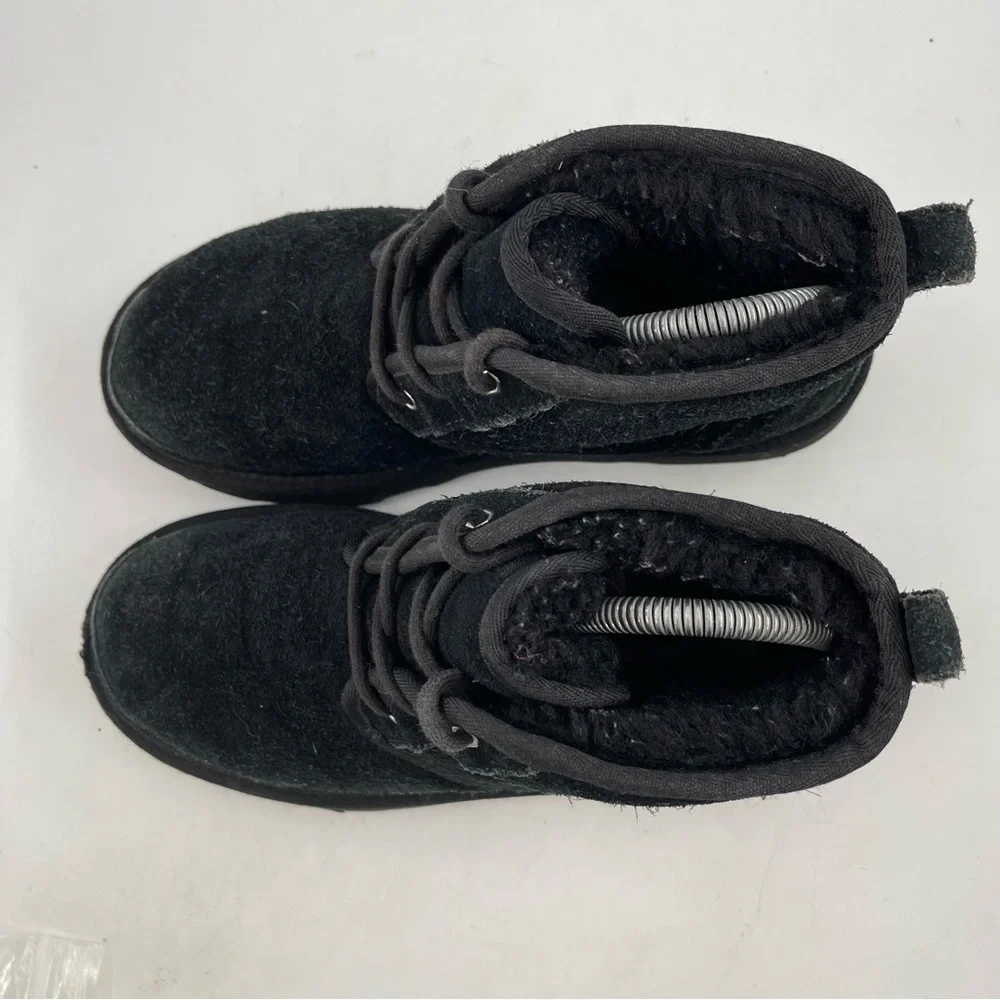 Ugg Unisex Kids Neumel II- SZ 6 -Black Suede‎ Lace-Up Sherpa Lined Chukka Boot